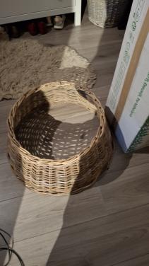 Smalle besneeuwde kerstboom met mand