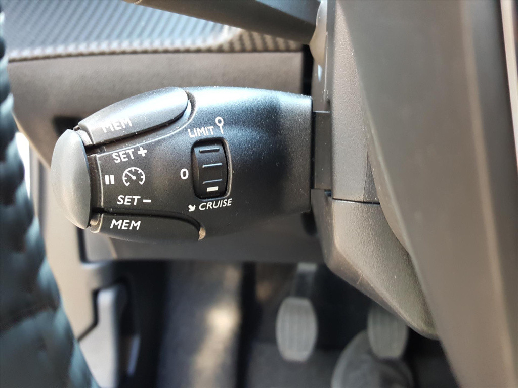 Peugeot 2008 allure 1.2 puretech 100pk navigatie | achteruitrijcamera | app
