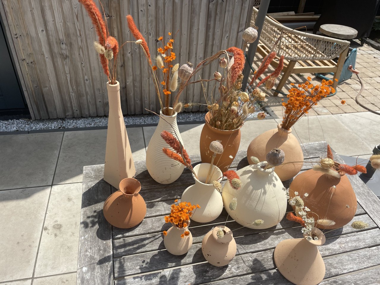 Bruiloft decoratie: vazen met droogbloemen