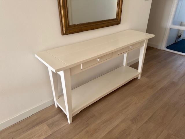 Wit houten sidetable