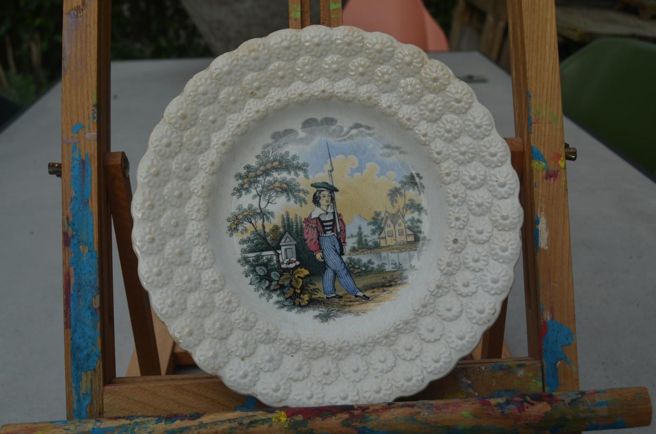 4 Porseleinen kinderbordjes W.S & Co 'Pastimes' ca. 1850