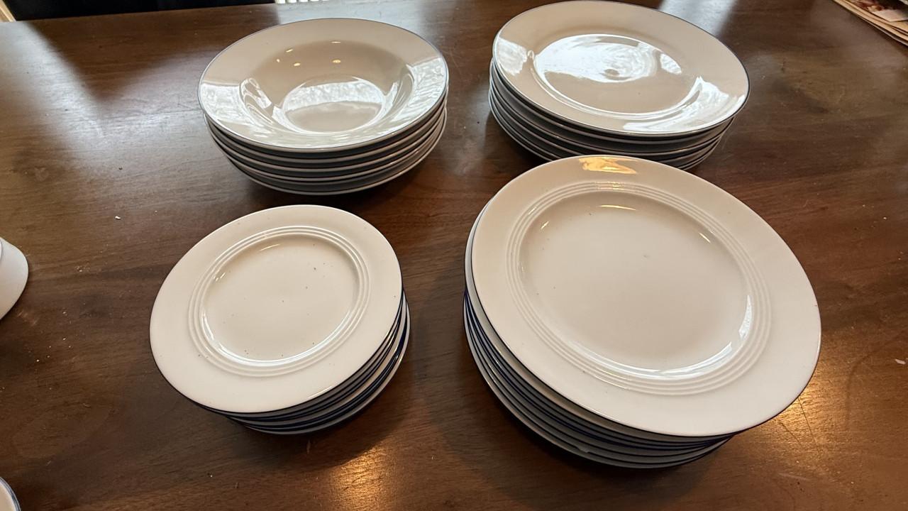 Servies (wit met blauwrandje)