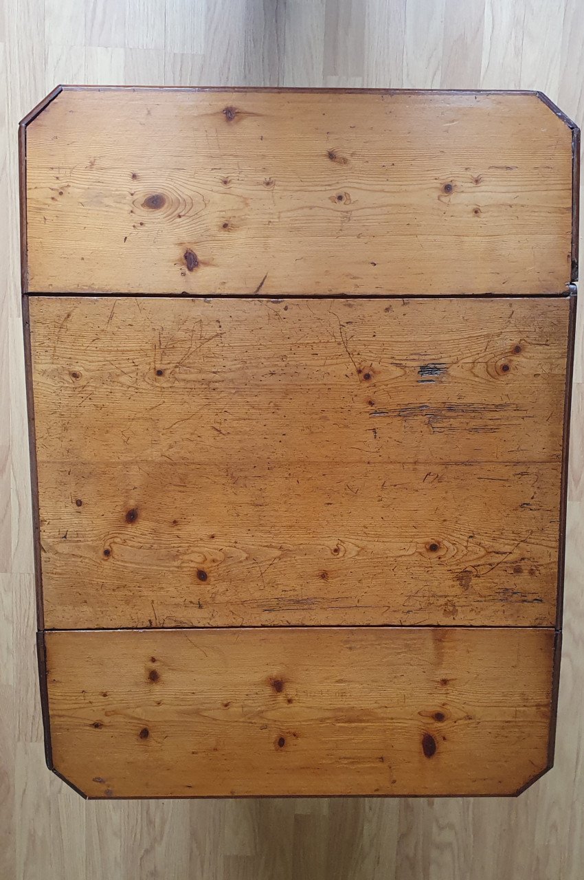Antieke bijzet tafel type hangoor