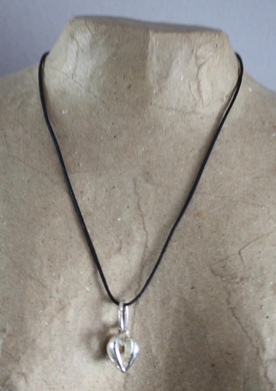 Zwart toutjes ketting ,et zilverkleurige hanger