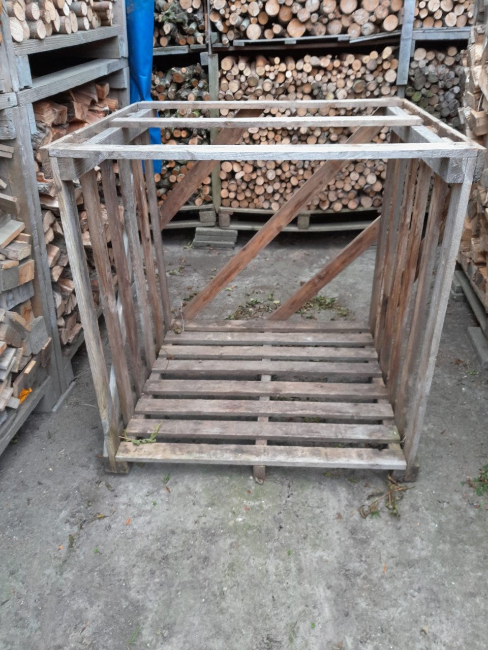 Kisten voor houtopslag.