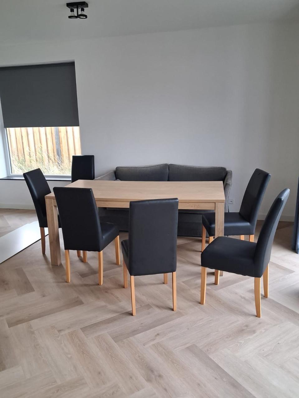 Eetkamertafel + stoelen