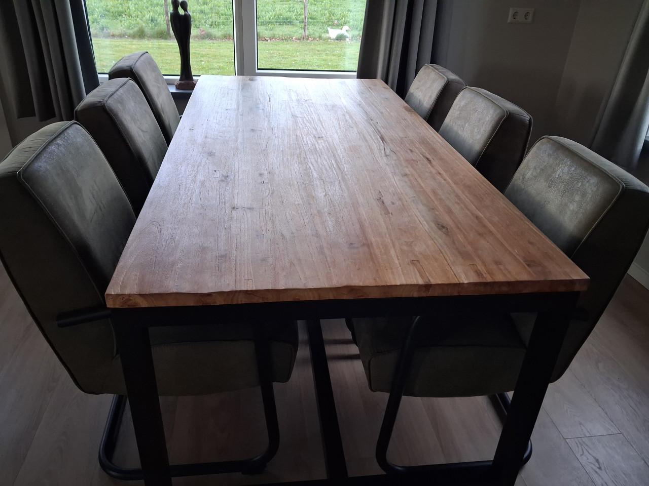 Tafel met stoelen