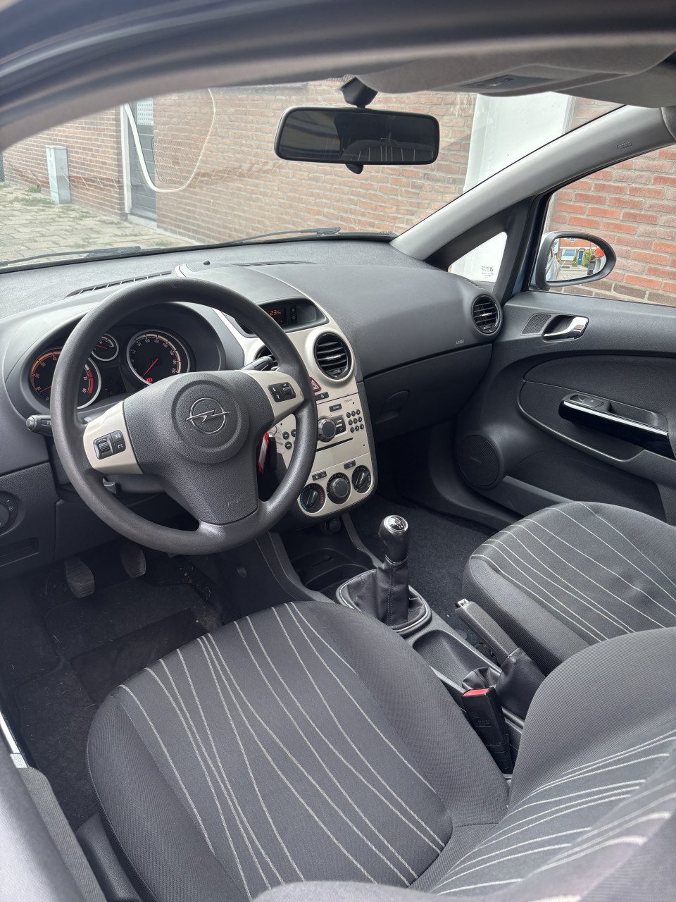 Opel corsa met een voljaar apk!