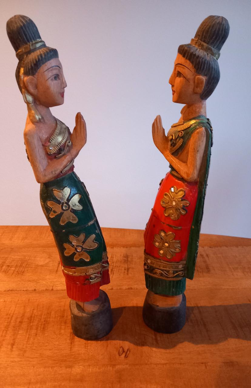2 hout gesneden beeldjes