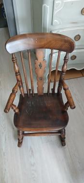 Oude kinderschommelstoel