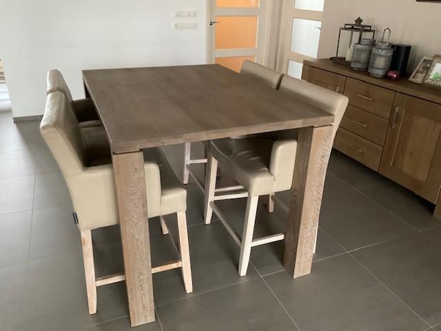 Bar(eet)tafel incl.4 stuks bijbehorende barkrukken