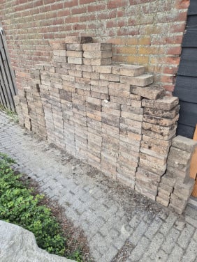 Gratis op te halen. Stenen 22x15x6