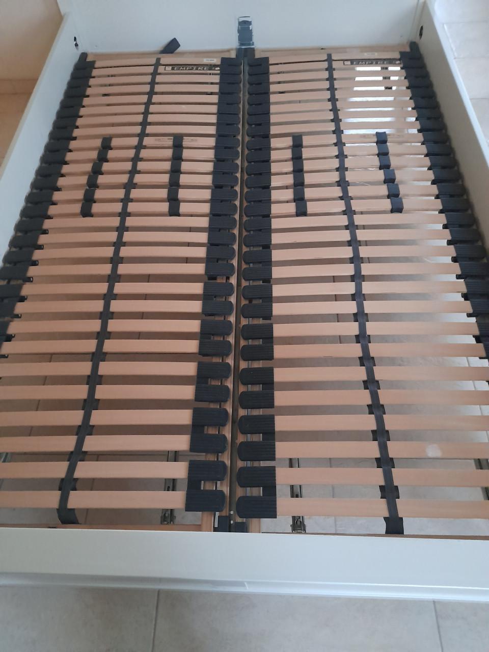 2 Persoons bed 140 x 200 met verstelbare lattenbodems(in goede nette staat)