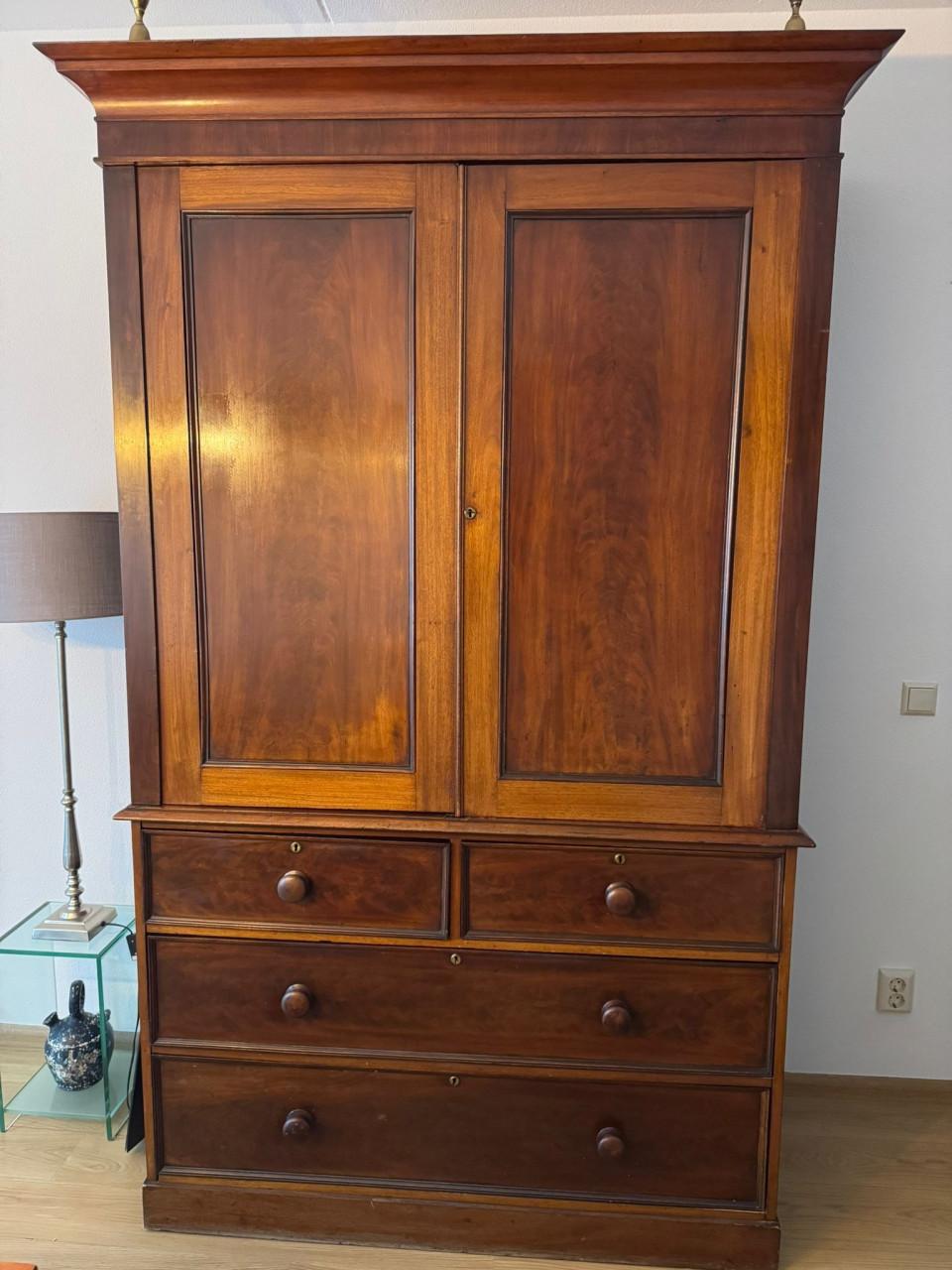 Mahoniehouten kabinet