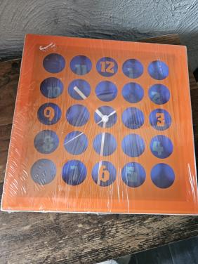 Nieuwe vintage jaren 70 Wandklok - Oranje met Blauwe Cijfers