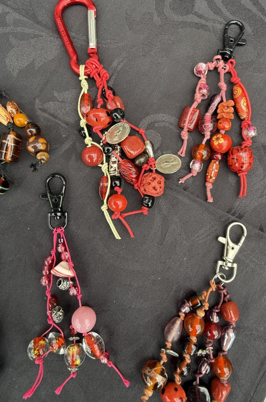 Armbandjes en Sleutelhangers. NIEUW met GLAZEN kralen. Passen altijd.