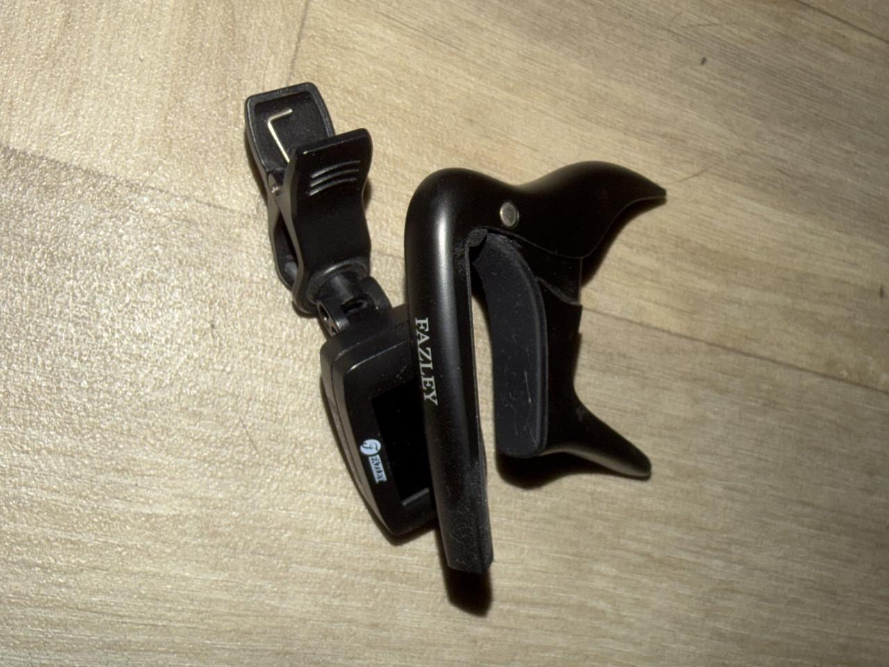 COMPLEET Fender FA-115 met clip on tuner en capo