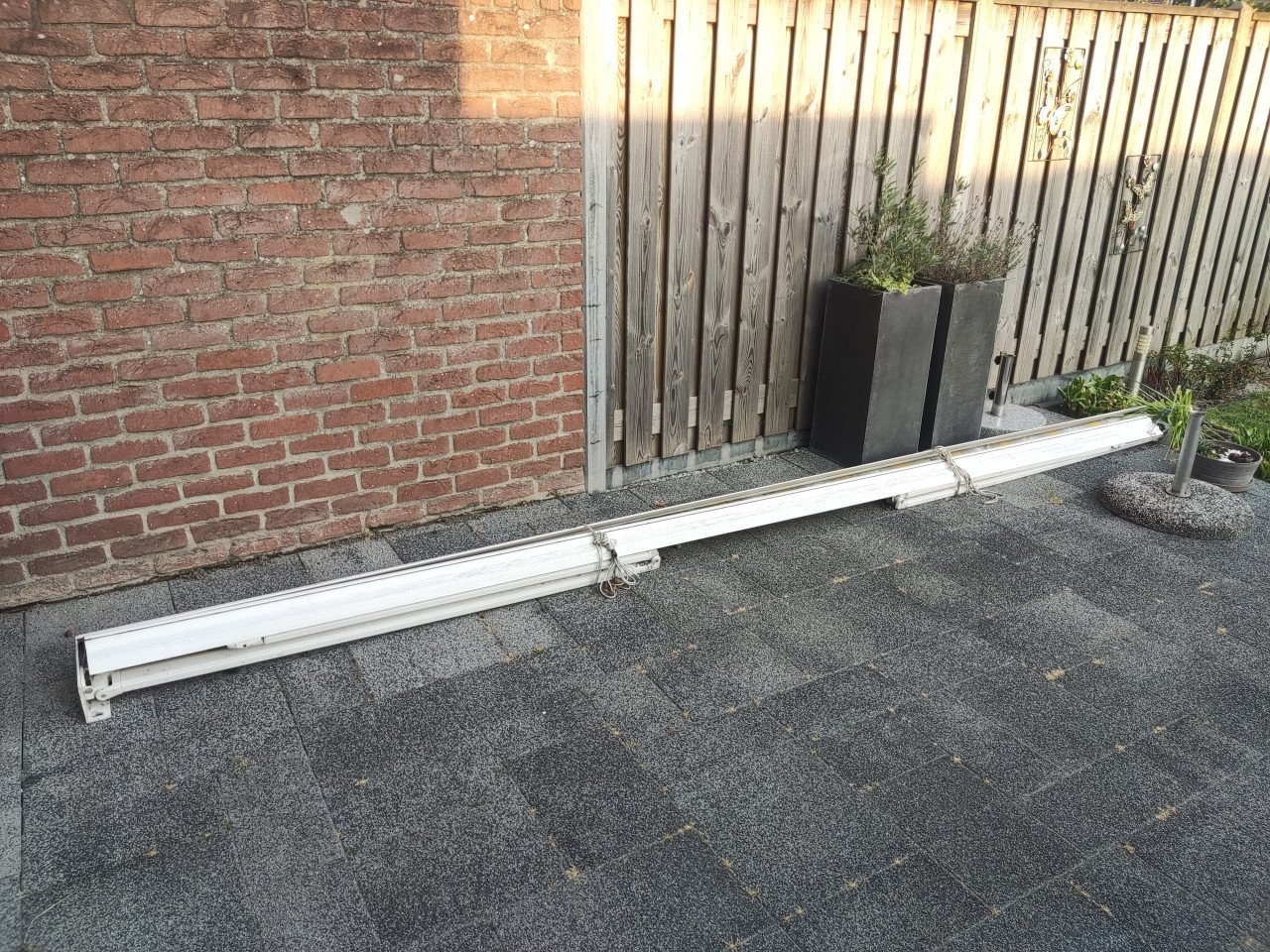 Witte knikarm zonnescherm met nieuw doek.