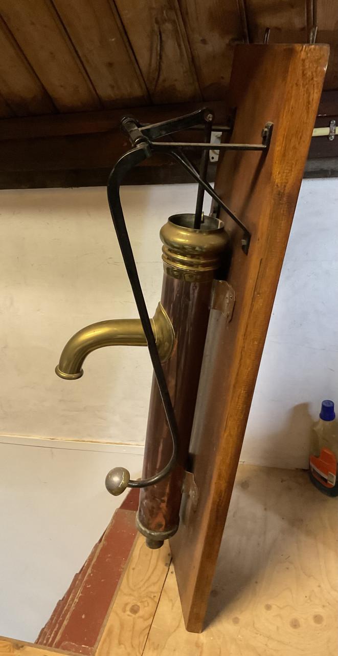 Antieke koperen pomp