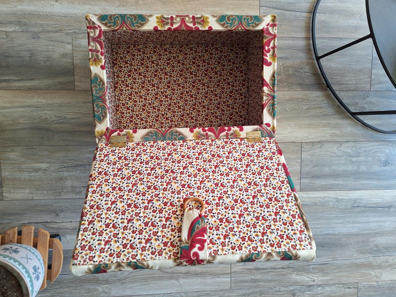 Kist. Bekleed.  Retro item