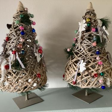 2 aparte kerstboompjes. Hoogte 65 cm