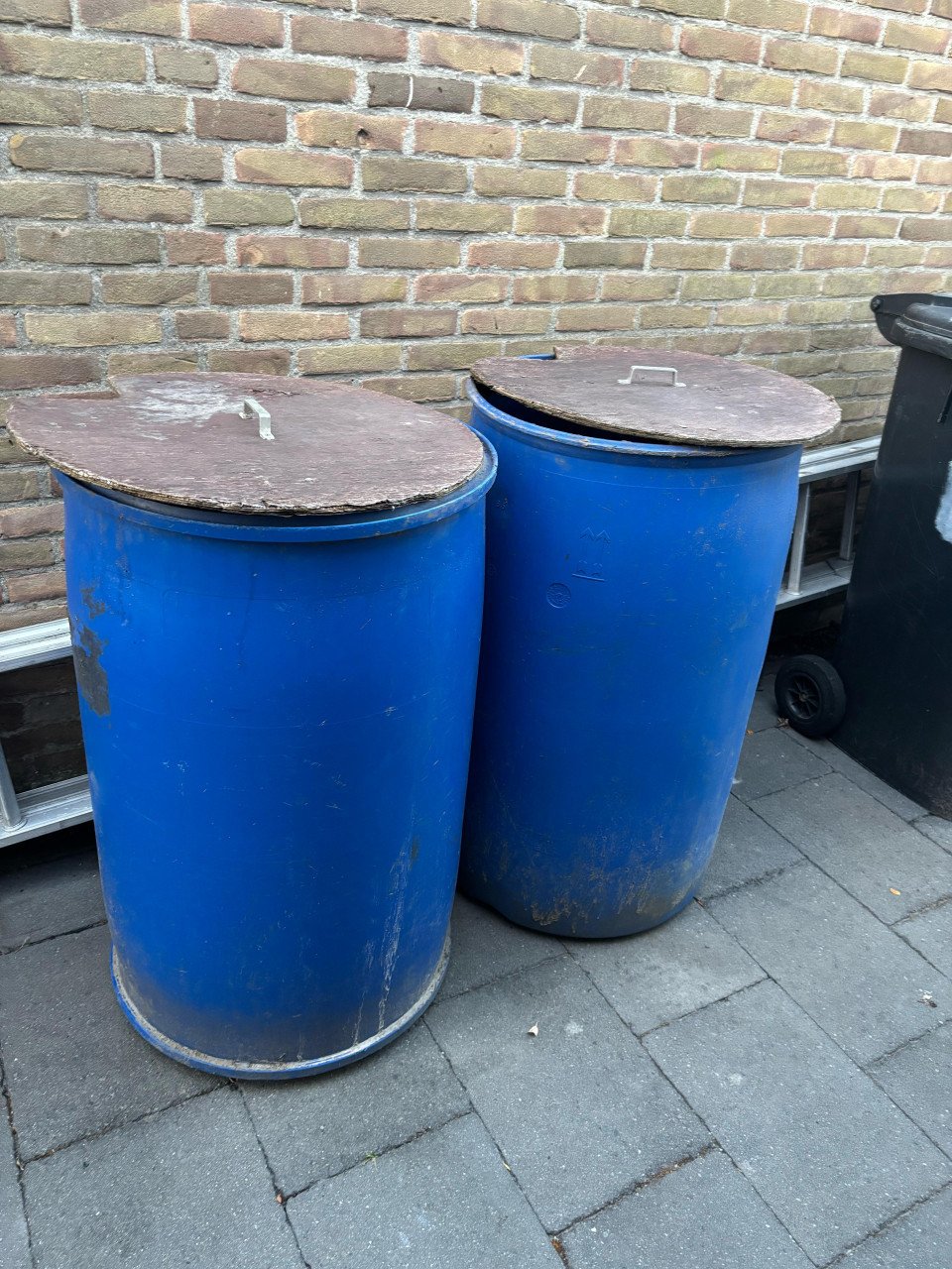 Twee opslag tonnen met houten deksel