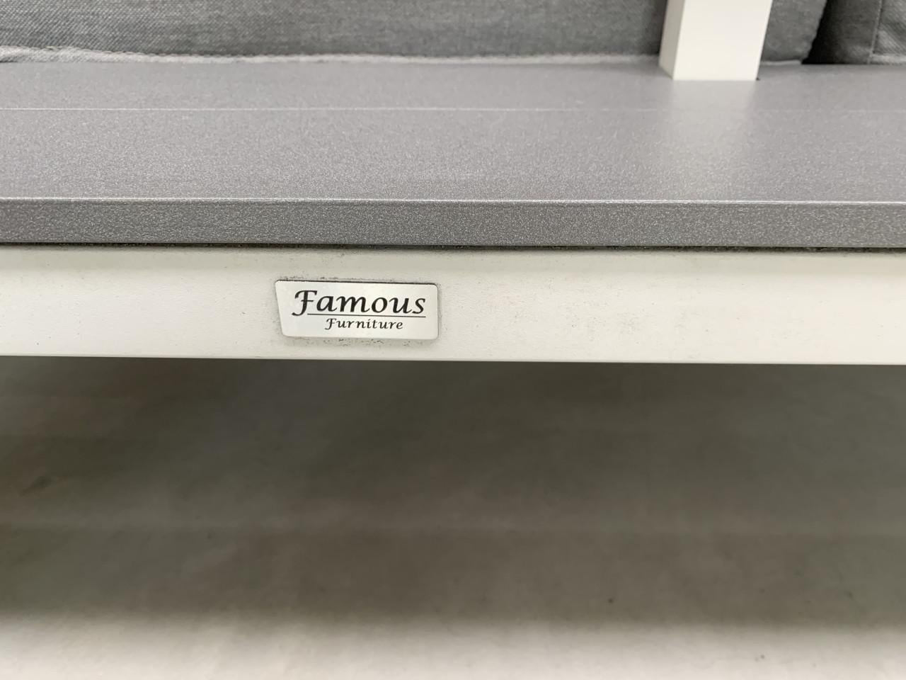 Alminium loungeset donker grijs met licht grijs, met tafels en kussens.