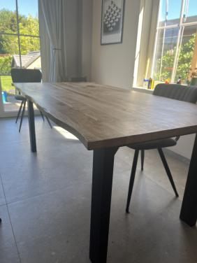 Acacia houten tafel van 190cm met een organische rand