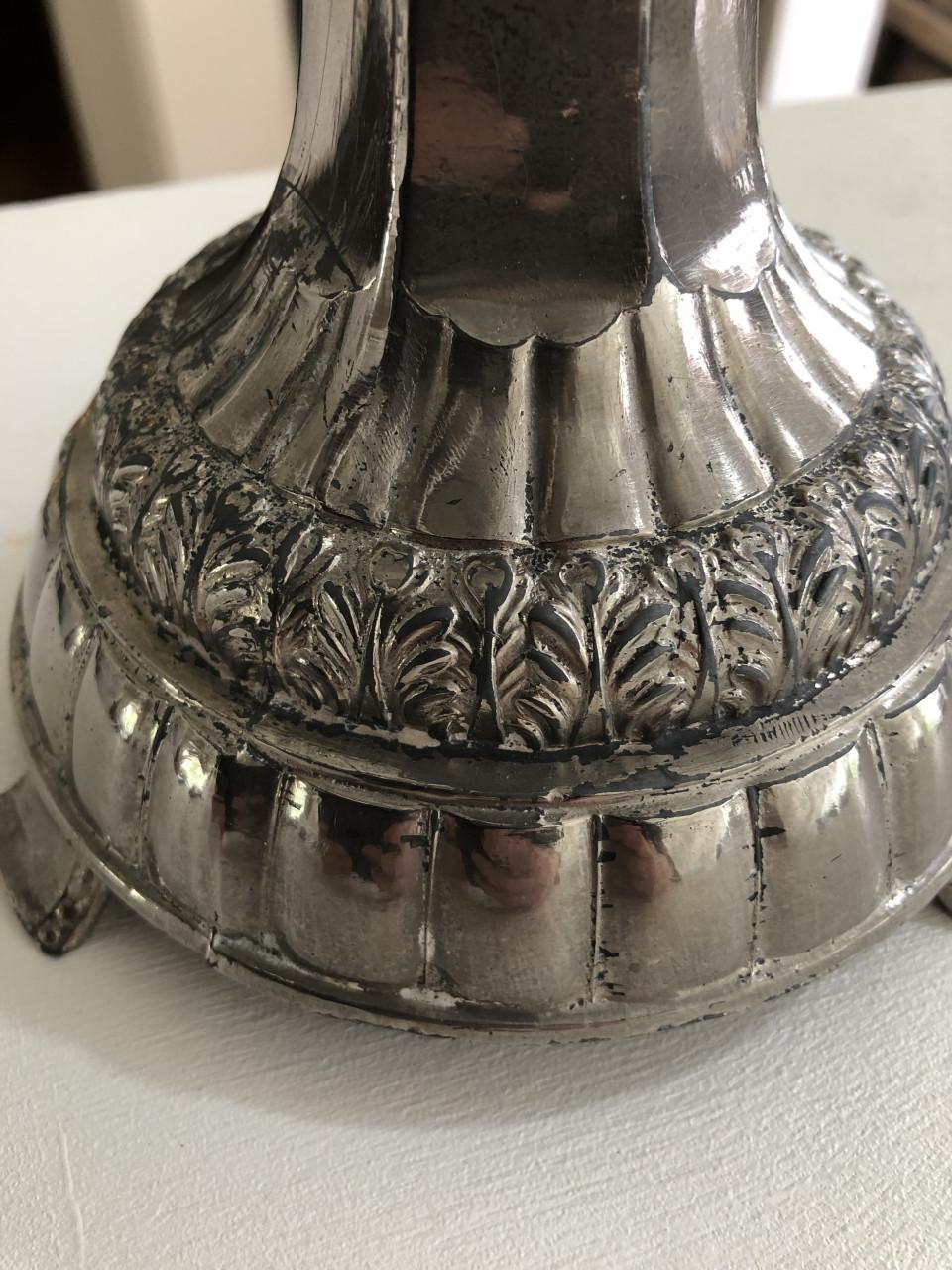 Mooie metalen bewerkte kandelaar op pootjes