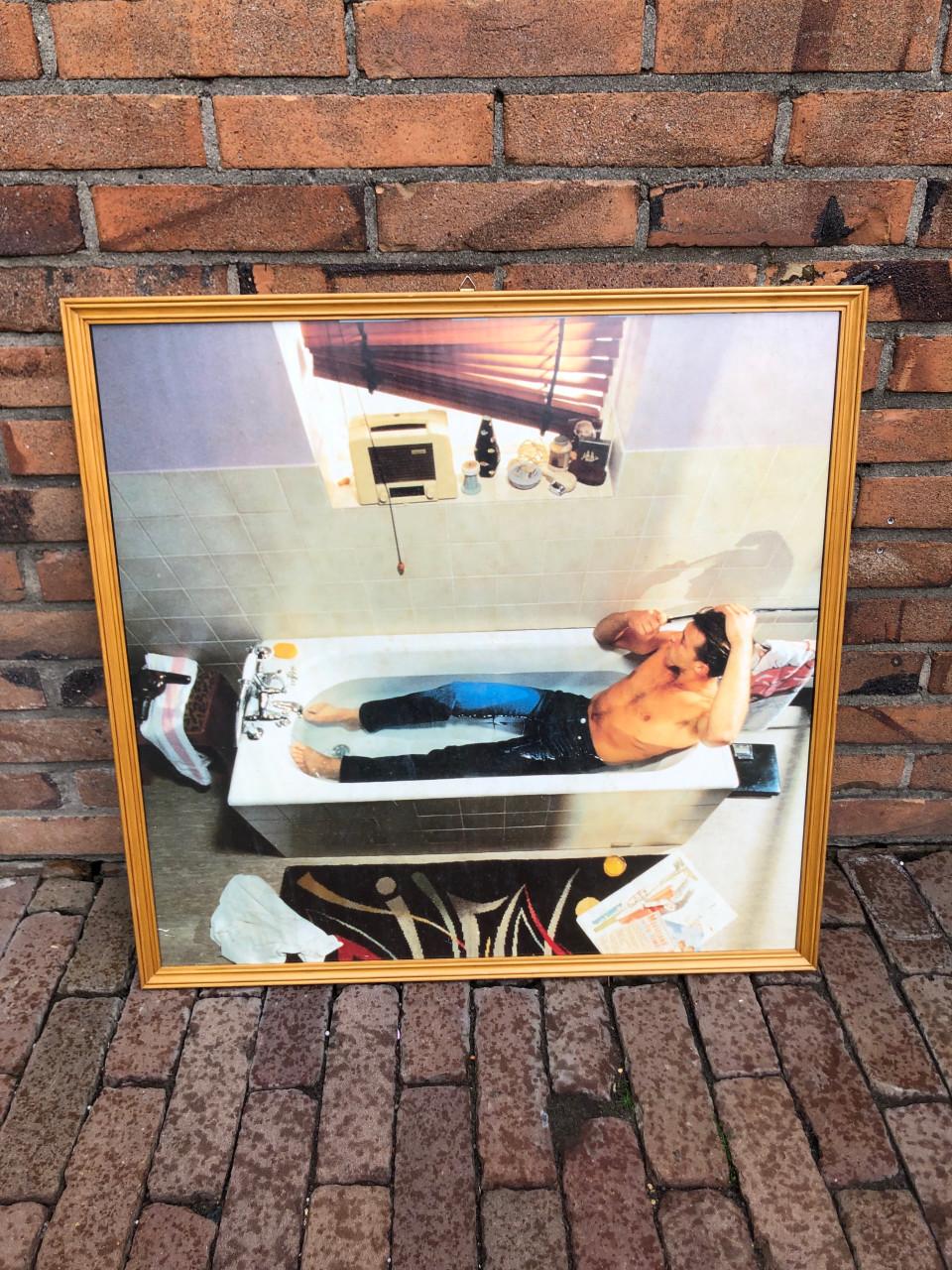 Poster ingelijst achter ontspiegeld glas.
