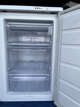 Tafelmodel vrieskast 85x55 cm. 110 liter