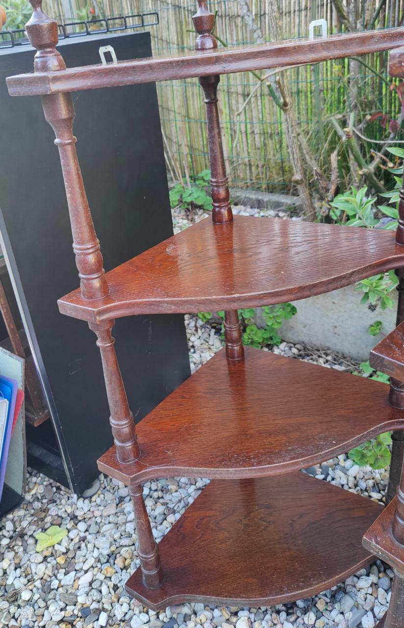 Twee eiken etagères