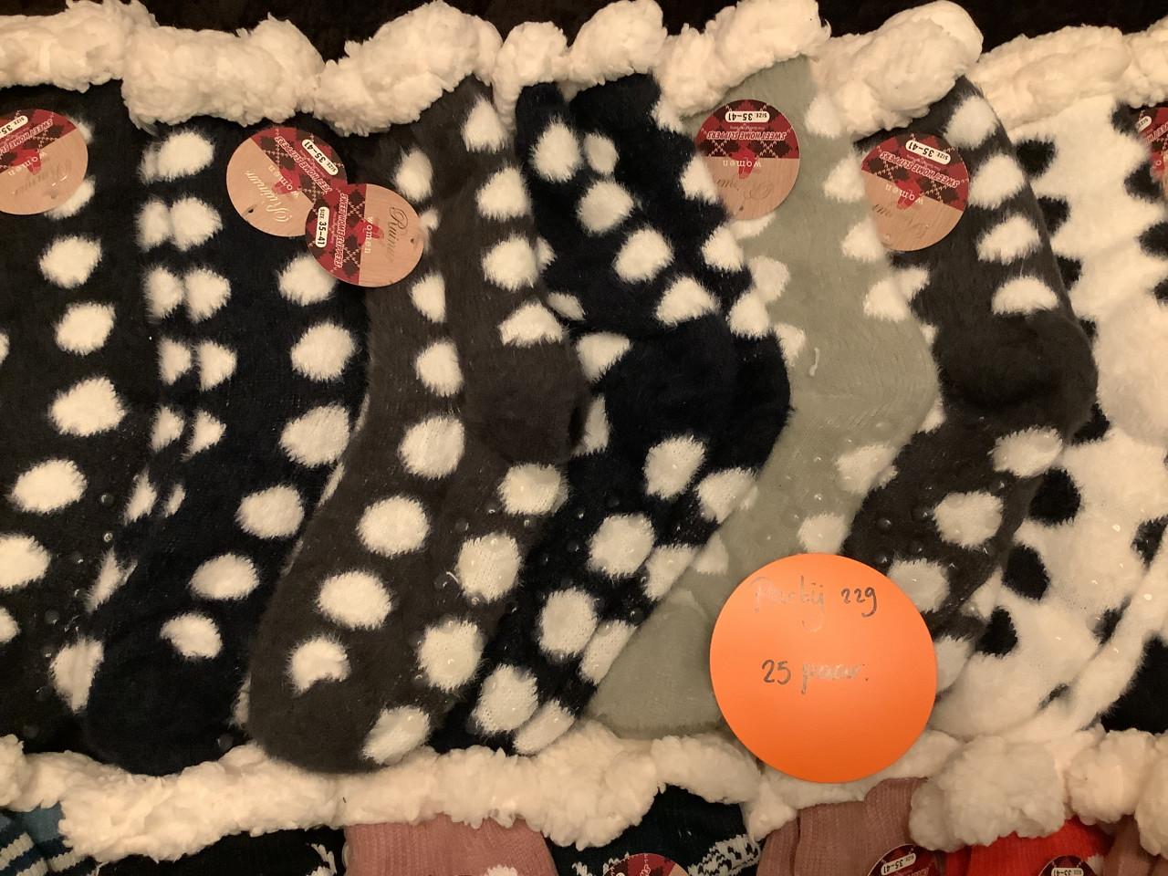 Partij dik gevoerde fluffy huissokken. ( partij 229)