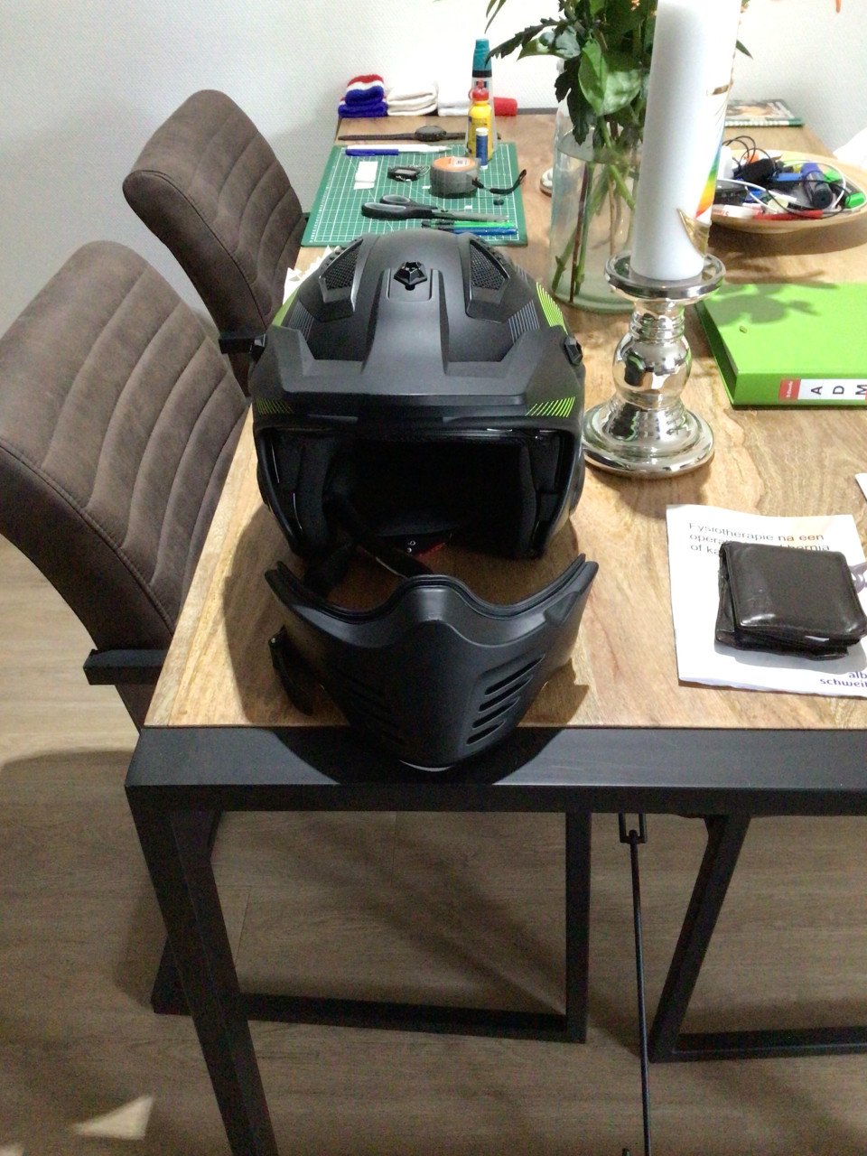 TE KOOP, STREETFIGHTER MAT ZWARTE BROMFIETSHELM MET SPIEGELVIZIER.