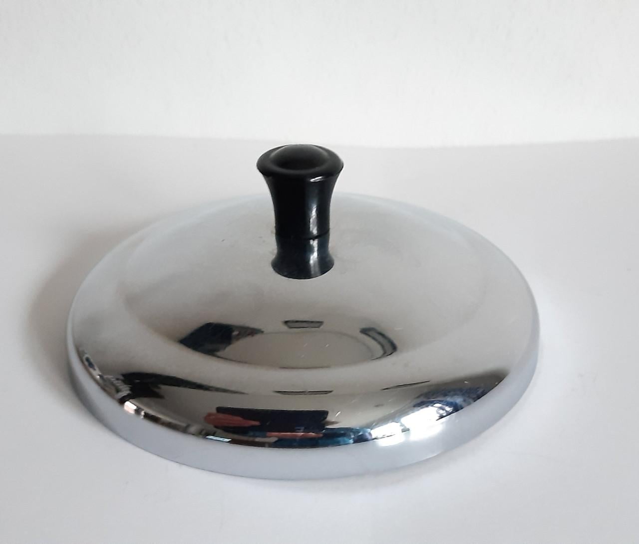 Delfts blauwe pot met deksel, gesigneerd