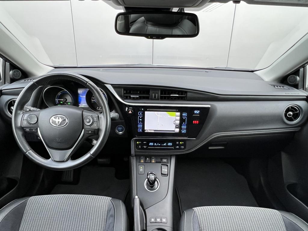 Toyota Auris 1.8 hybrid bus. pro