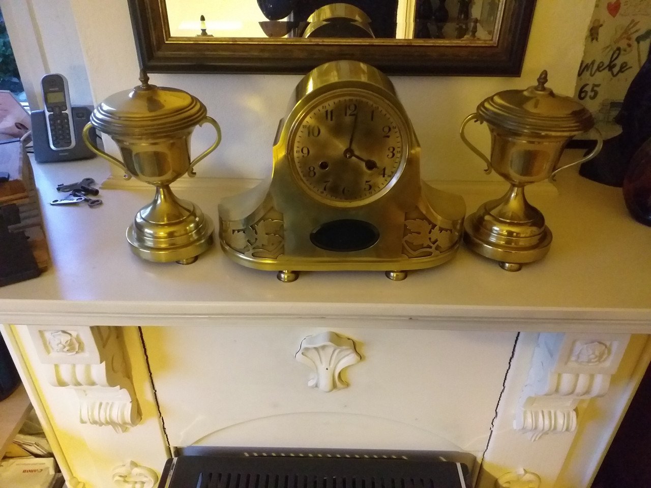 "MOOIE MESSING PENDULE MET BEKERS""