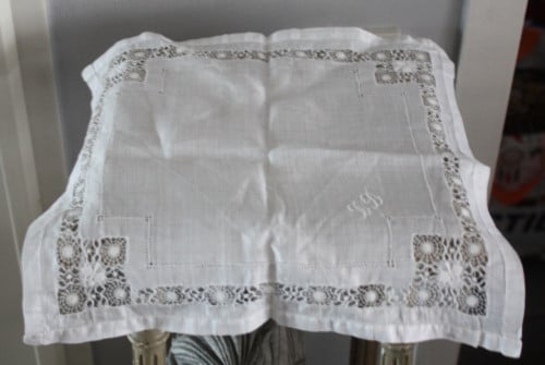 Mooie witte brocante zakdoek met geborduurde letter B & L