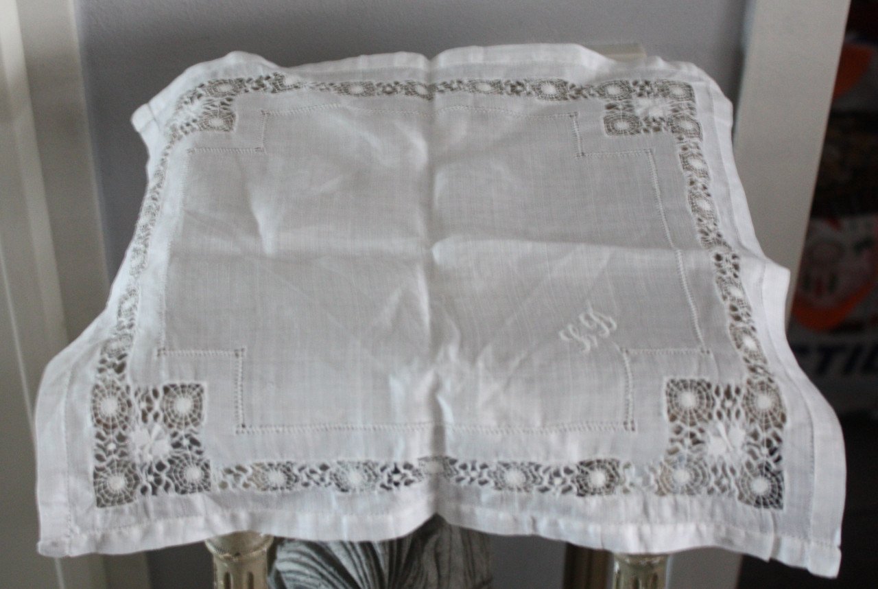 Mooie witte brocante zakdoek met geborduurde letter B & L
