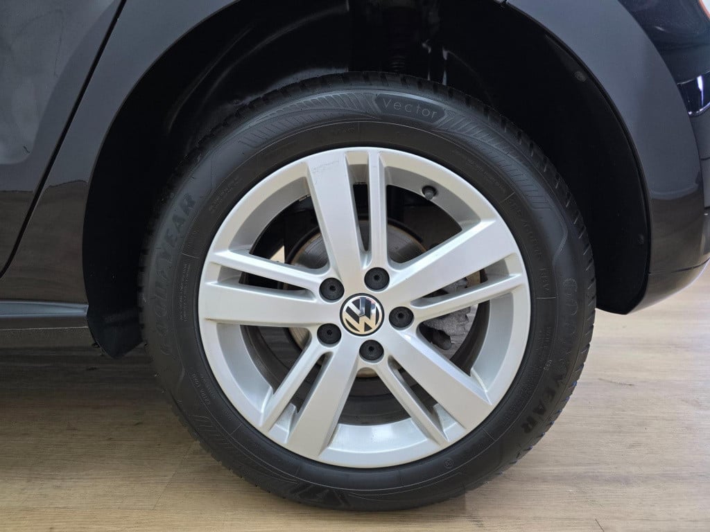 Volkswagen Polo occasion 1.2 tsi in zwart met cruisecontrol en sportieve lo