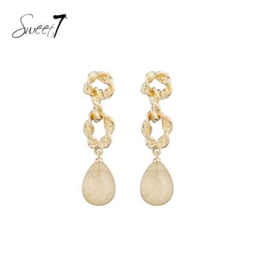 Oorbellen met goudkleurige gedraaide schakels en een beige hanger