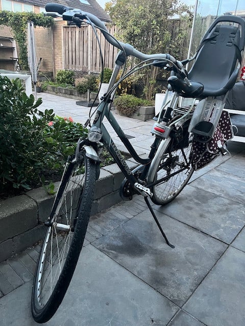 Goedkope damesfiets met kinderzitje en fietstassen