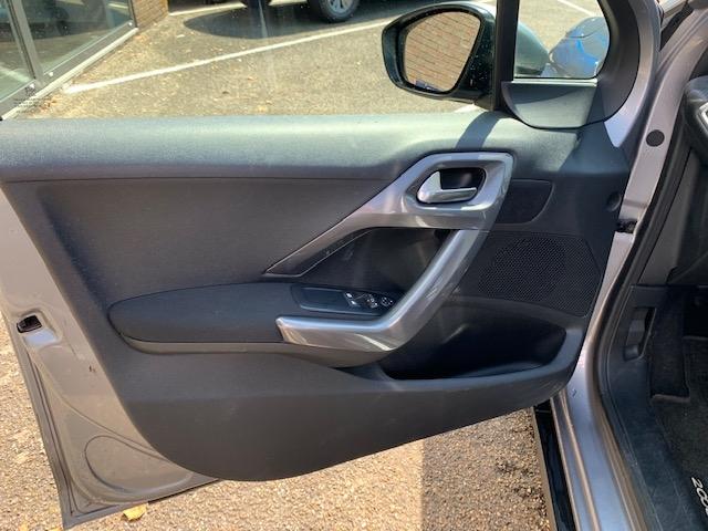 Peugeot 2008 blue lion 1.2-110pk navigatie | cruise control | airco | panor