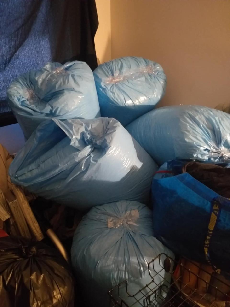 5 GROTE BLAUWE BIOBAK ZAKKEN GEVULD MET EPS KORRELS AFHALEN IN AXEL.