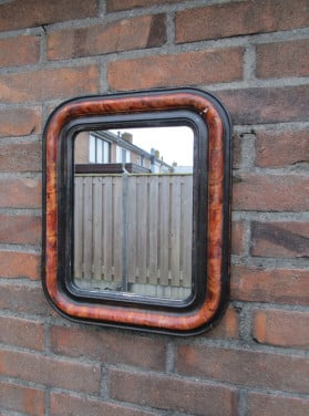 Mooie oude spiegel afmeting 27 X 31 cm.