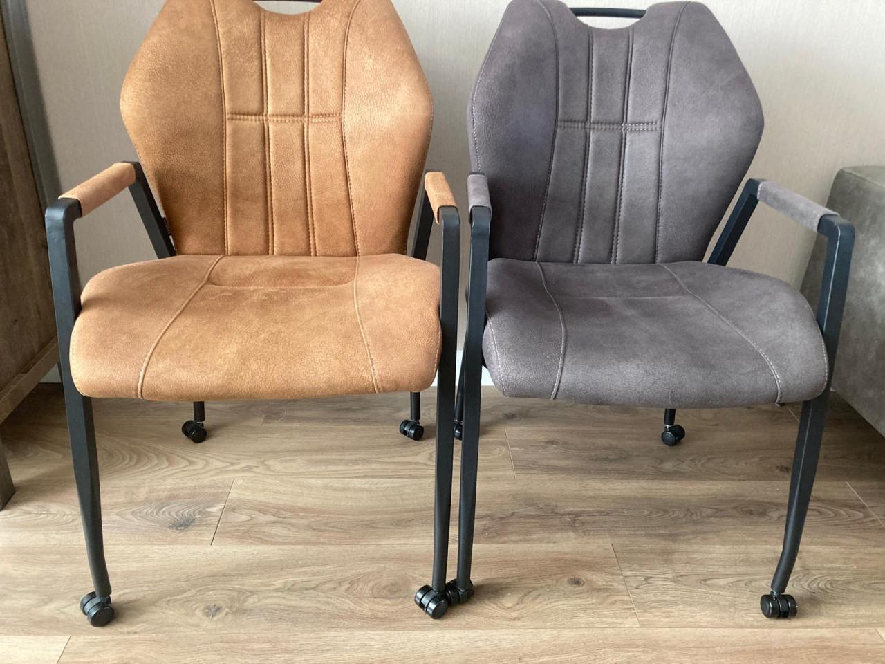 6 Prachtige eetkamerstoelen zo goed als nieuw.