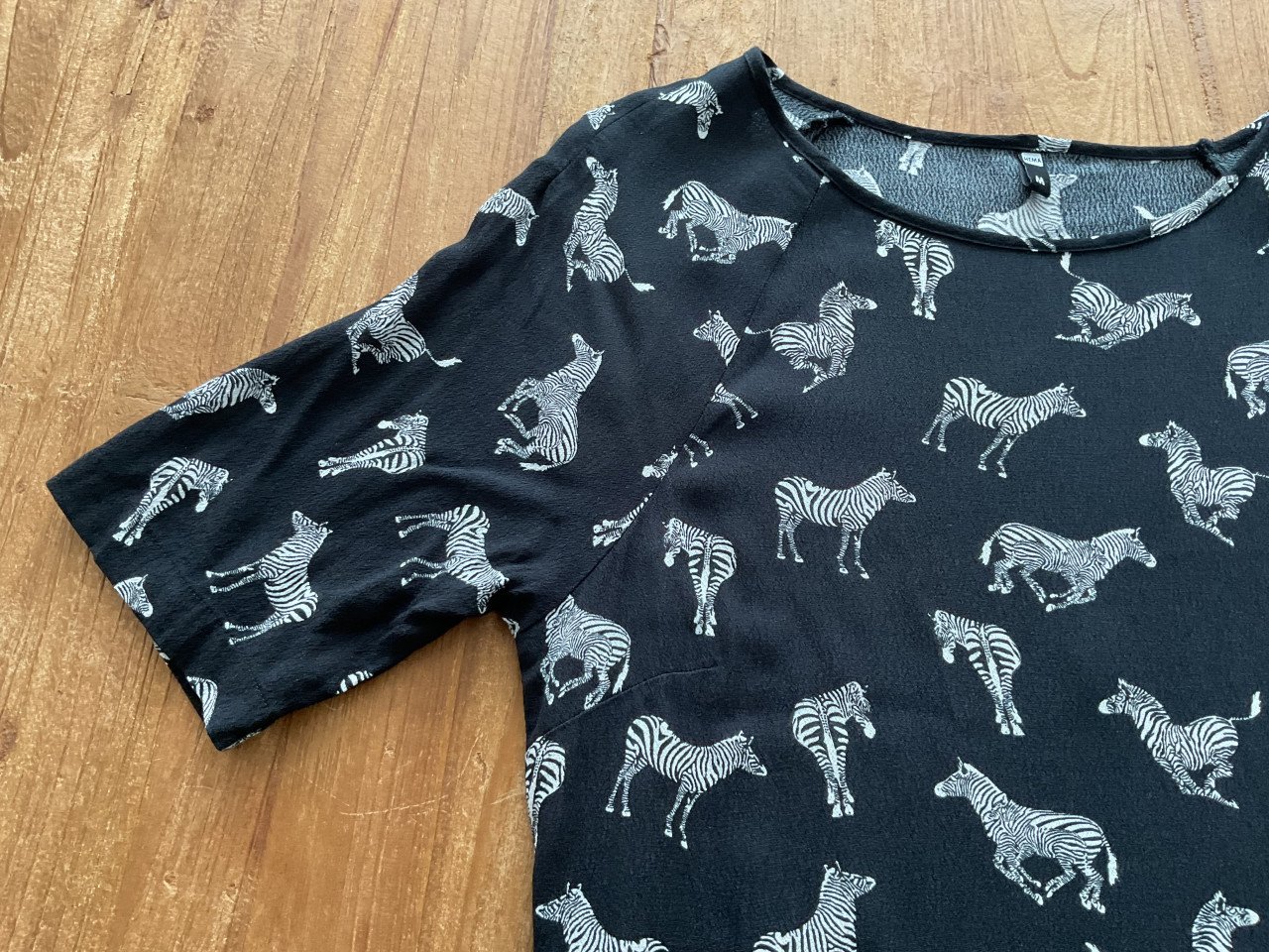I.g.st.z. Zwarte zomerjurk met zebra’s, mt. 40/M, korte mouw