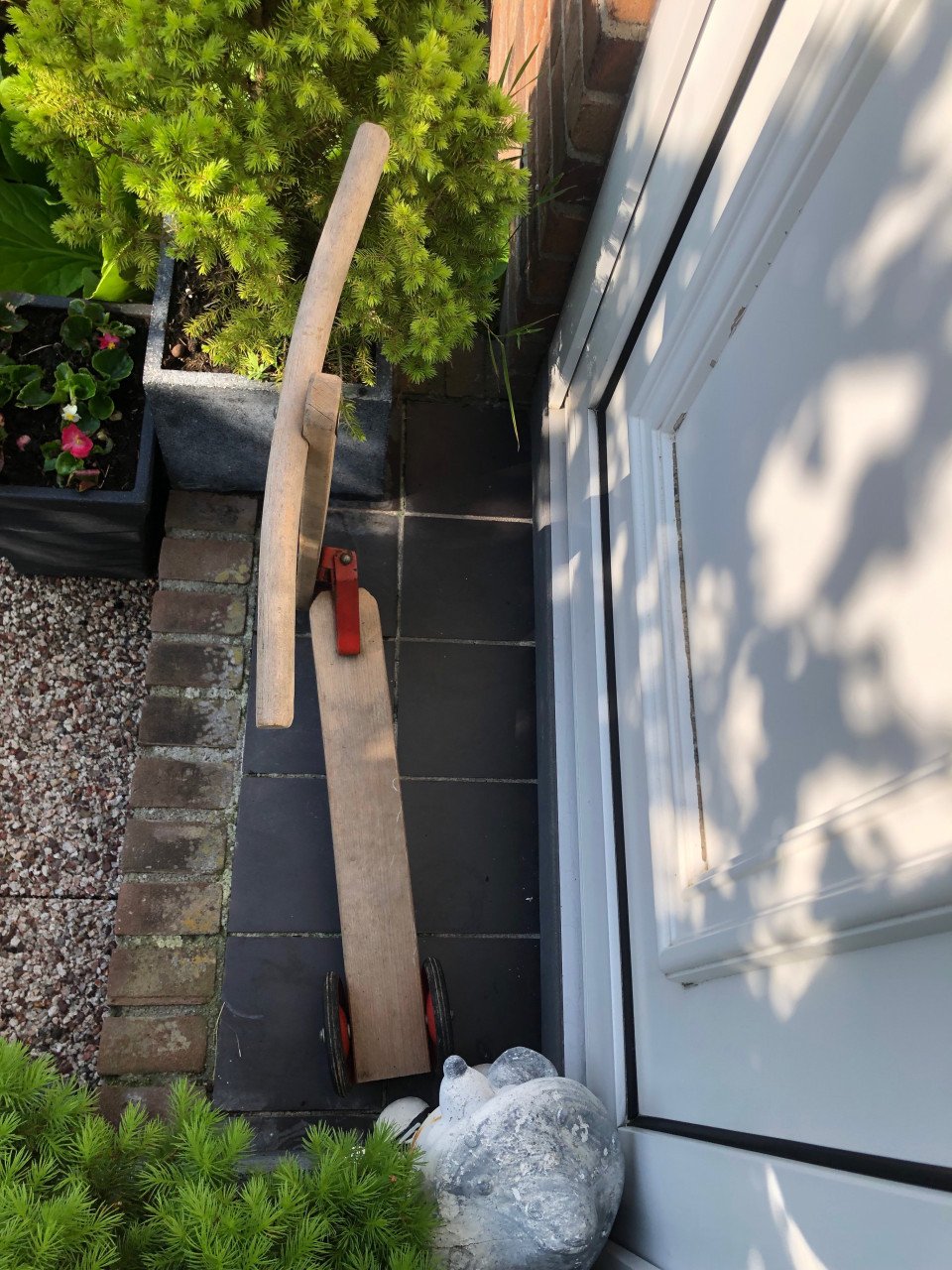 Houten stepje op 3 wielen.