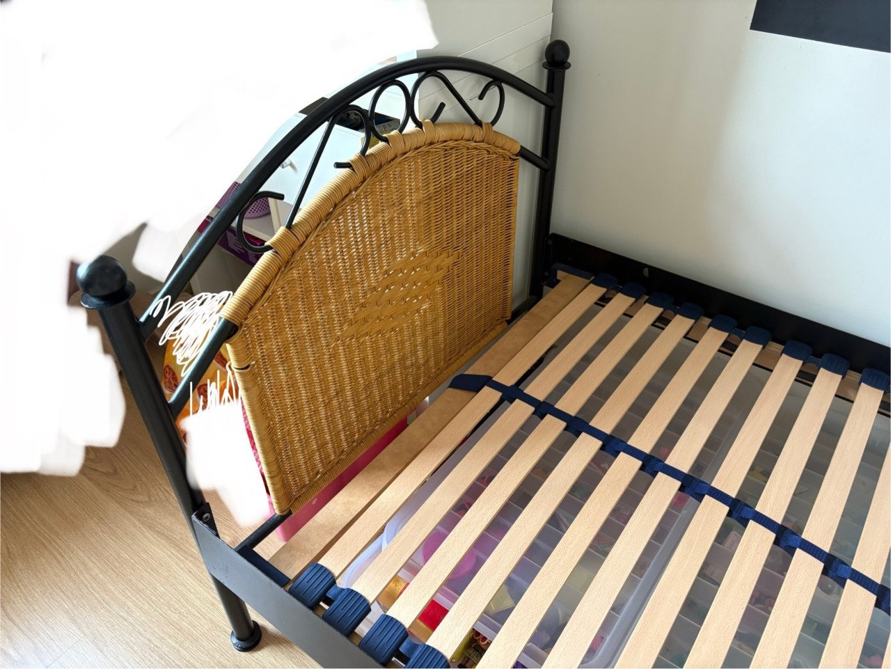 Bed, zwart metaal met rotan