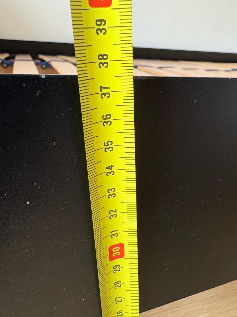 Metalen bed; zwart met rotan; 90x200